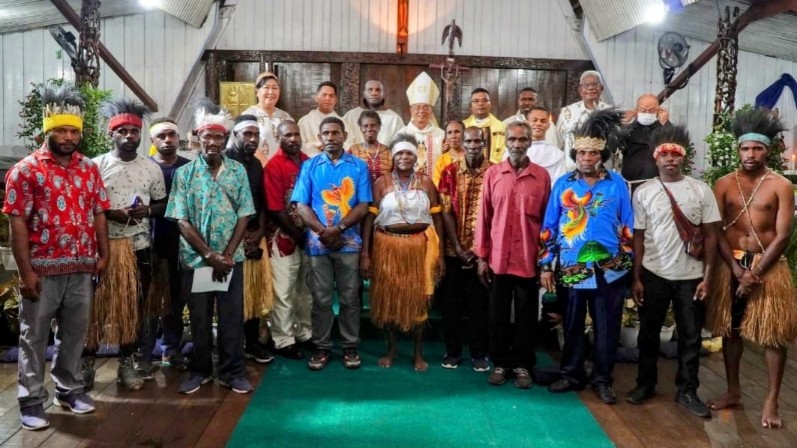 wabub-john-rettob-hadiri-tahbisan-diakon-mimika-wee-di-keuskupan-asmat