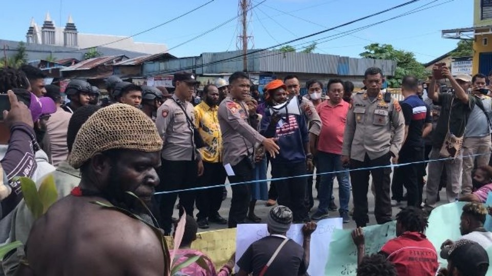 demo-prp-tolak-dob-di-timika-tni-polri-sekat-dan-bubarkan-lagi