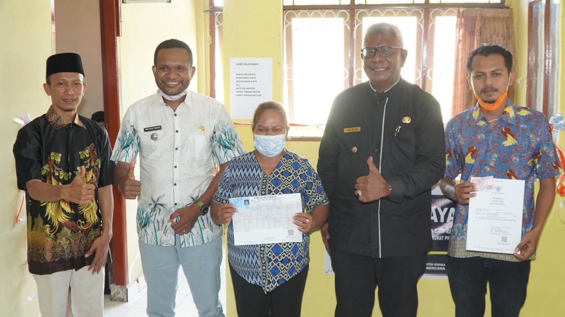 wabup-john-rettob-launching-layanan-adminduk-distrik-kuala-kencana