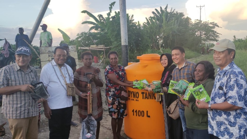 dua-legislator-salurkan-bantuan-ke-petani-di-merauke