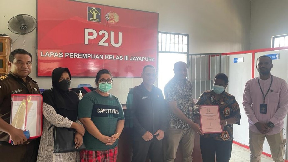 SB dan MA terpidana kasus korupsi dana BOS dan BOP-OAP SMA Negeri 1 Mimika dimasukkan ke Lapas Perempuan Klas III Jayapura, Kamis (16/6/2022). Foto: Kejari Mimika