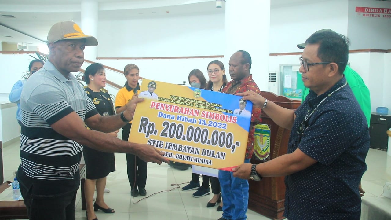 pemkab-mimika-bagi-hibah-rp800-juta-untuk-empat-kampus-di-timika