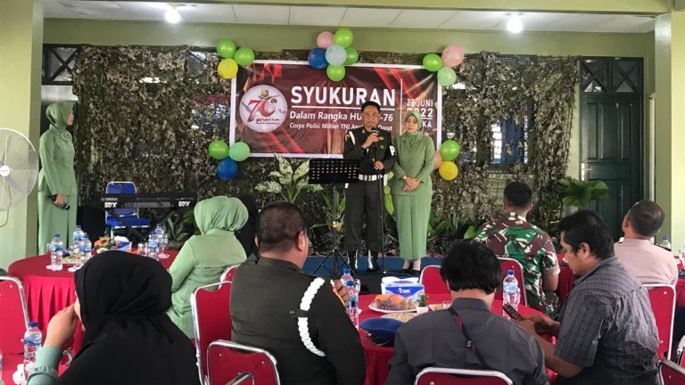 Dansubdenpom XVII/C Timika, Kapten CPM Joko Hermawan didampingi istri memberikan sambutan pada acara syukuran HUT POMAD ke-76, Rabu (22/6/2022). Foto: Salmawati Bakri/ Papua60detik
