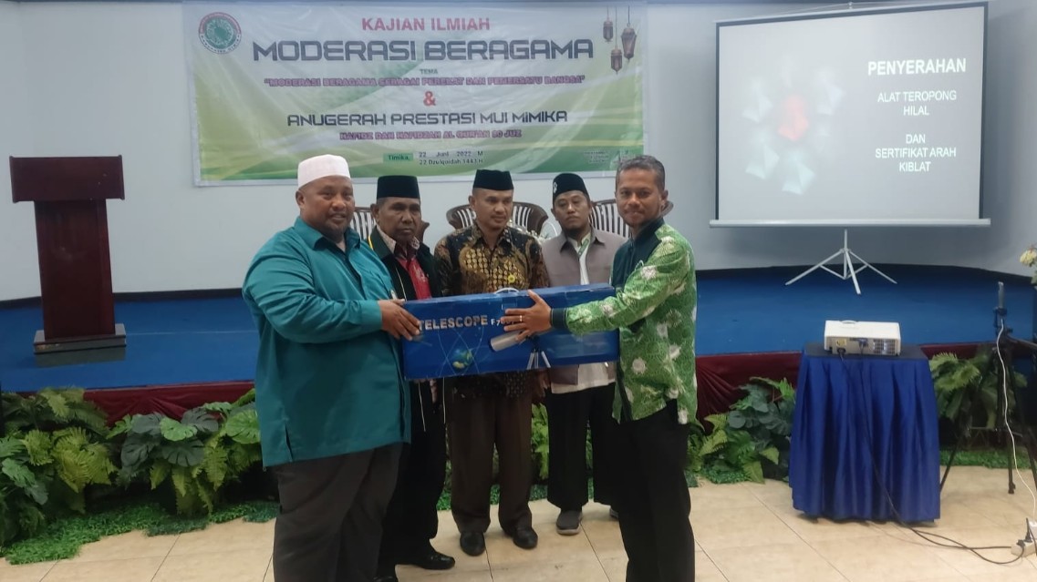 Ketua MUI Mimika, M Amin AR menerima satu unit teropong pemantau hilal dari Ziswaf Rumah Qur’an Timika di Hotel Cenderawasih, Jalan Yos Sudarso, Selasa (22/06/2022). Foto: Terry/ Papua60detik