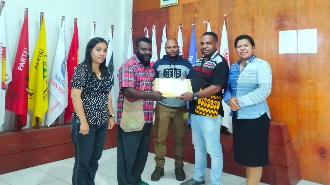 Komisioner KPU Mimika, Fidelis Piligame menyerahkan sertifikat mantan anggota badan ad hoc pemilu 2019 lalu. Foto: Dokumentasi pribadi