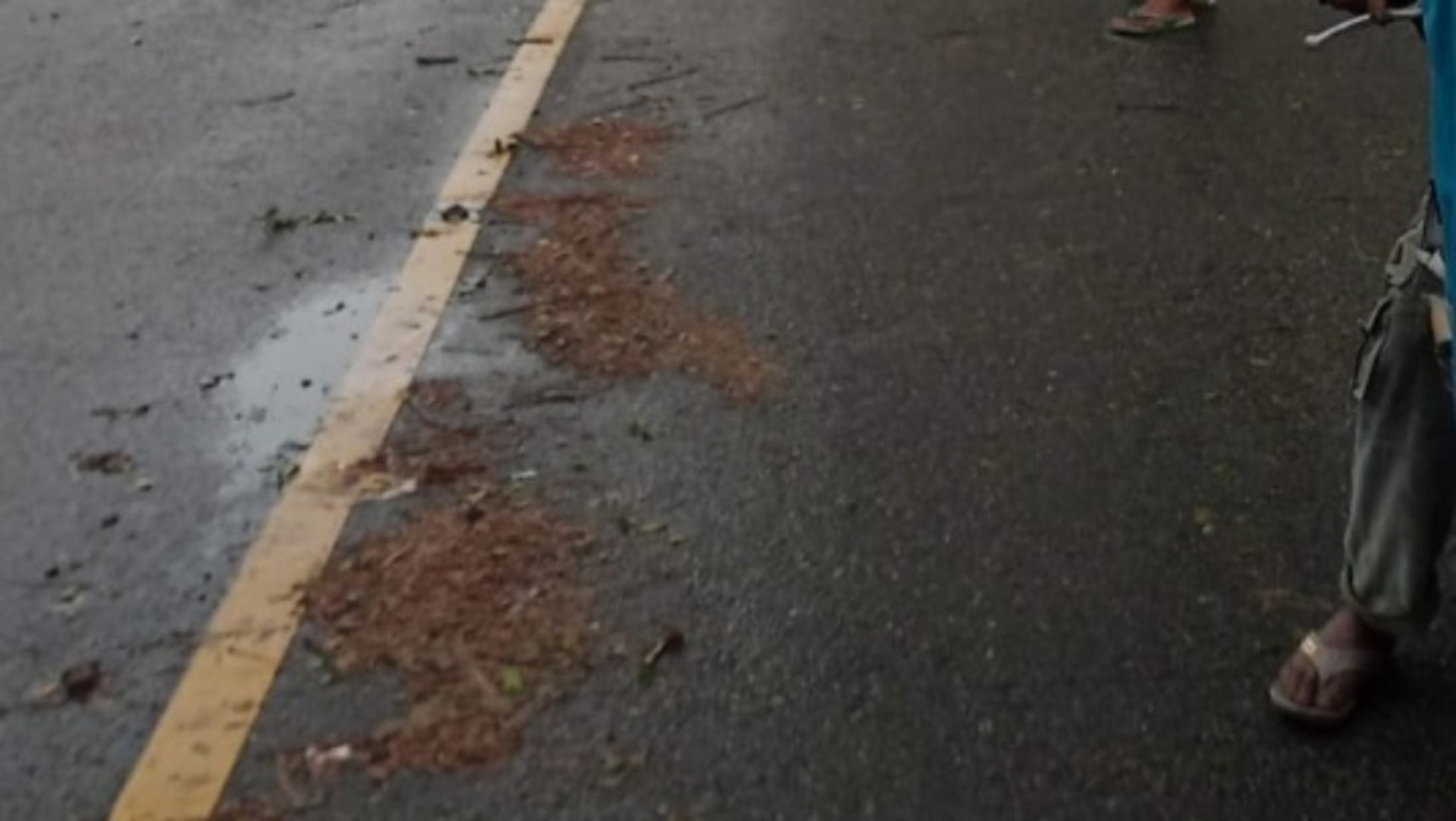 Kondisi badan jalan depan Mako Kompi Senapan C Yonif Raider 754/ENK/3 Kostrad yang licin karena solar tumpah. Foto: Salmawati Bakri/ Papua60detik