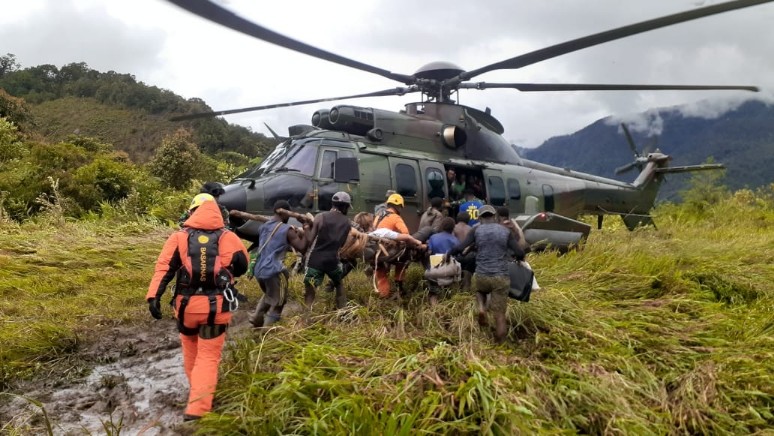 Tim SAR Gabungan Timika bersama warga  megevakuasi korban kecelakaan pesawat Susi Air jenis Pilatus Porter PC-6 PK-BVM di Duma, Kamis (23/6/2022) pagi. Foto: Humas SAR Timika