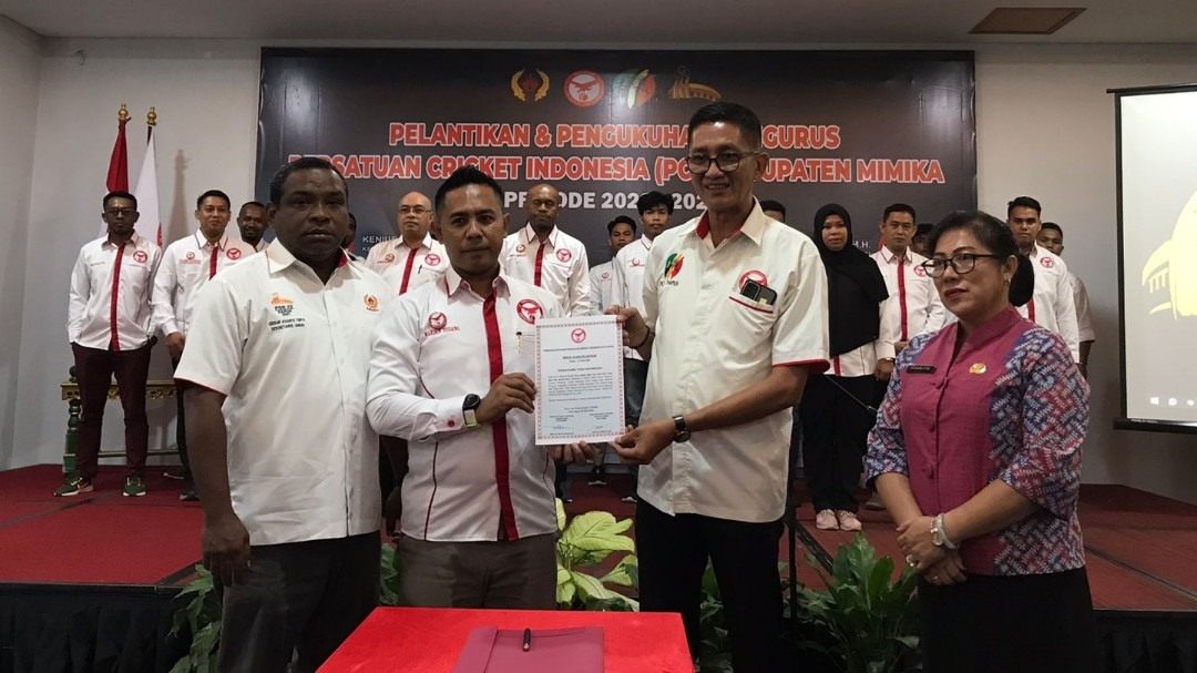 Pengurus PCI Mimika periode 2022-2026 bersama Asisten 3, Hendritte Tandiyono, Ketua PCI Papua, El Bahar Coboras dan Sekretaris Umum KONI Mimika, Cessar Avianto Tunya. Foto: Anti/ Papua60detik