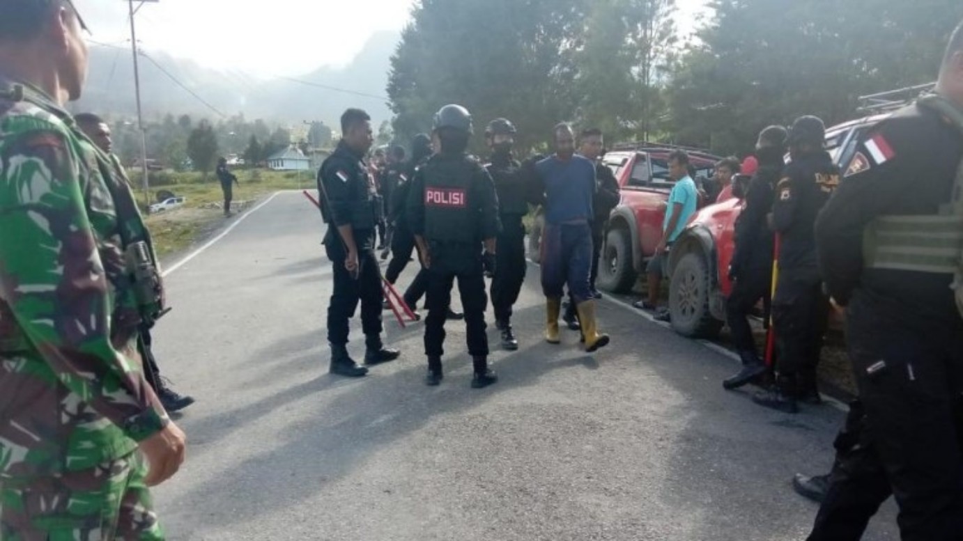 Aparat gabungan siaga antisipasi atas penangkapan dua terduga pelaku pembakaran kantor Distrik Abenaho. Foto: Penrem 172/PWY