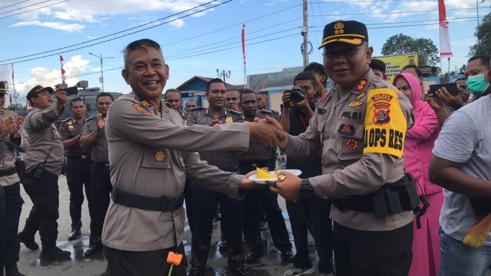 hari-bhayangkara-ke-76-polres-mimika-potong-tumpeng-bersama