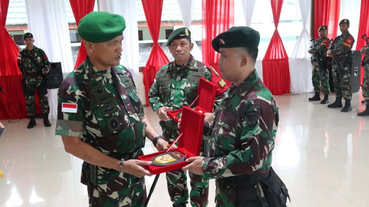 brigjen-jo-sembiring-beri-penghargaan-pada-dua-batalyon-satgas-di-papua