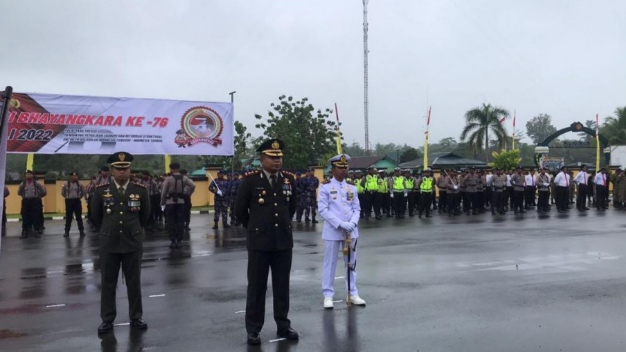 diguyur-hujan-upacara-peringatan-hari-bhayangkara-ke-76-di-polres-mimika-tetap-khidmat