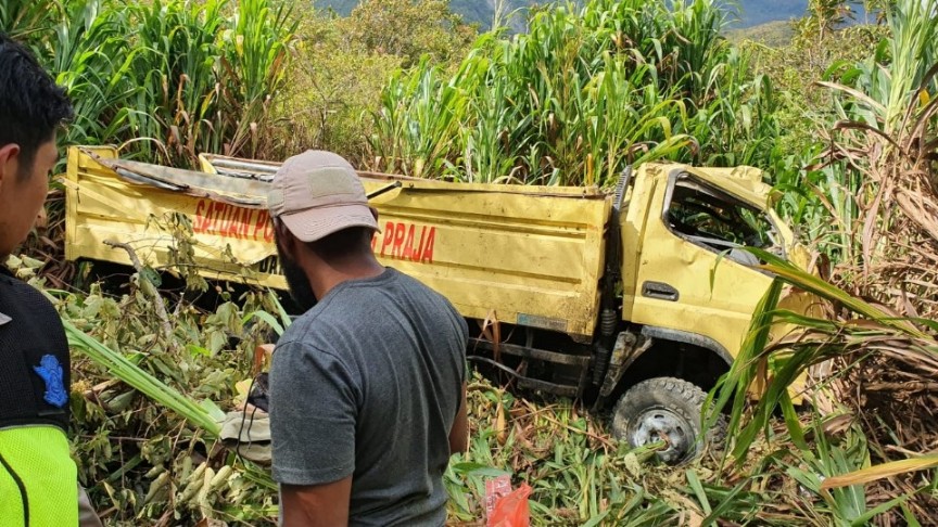 Truk Satuan Polisi Pamong Praja Pemkab Puncak Jaya mengalami kecelakaan di Kampung Tukwi Distrik Gurage Kabupaten Puncak Jaya, Selasa (5/7/2022). Foto: Humas Polda Papua