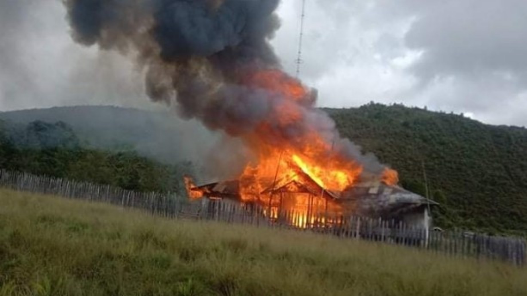 kantor-distrik-yatamo-di-paniai-hangus-terbakar