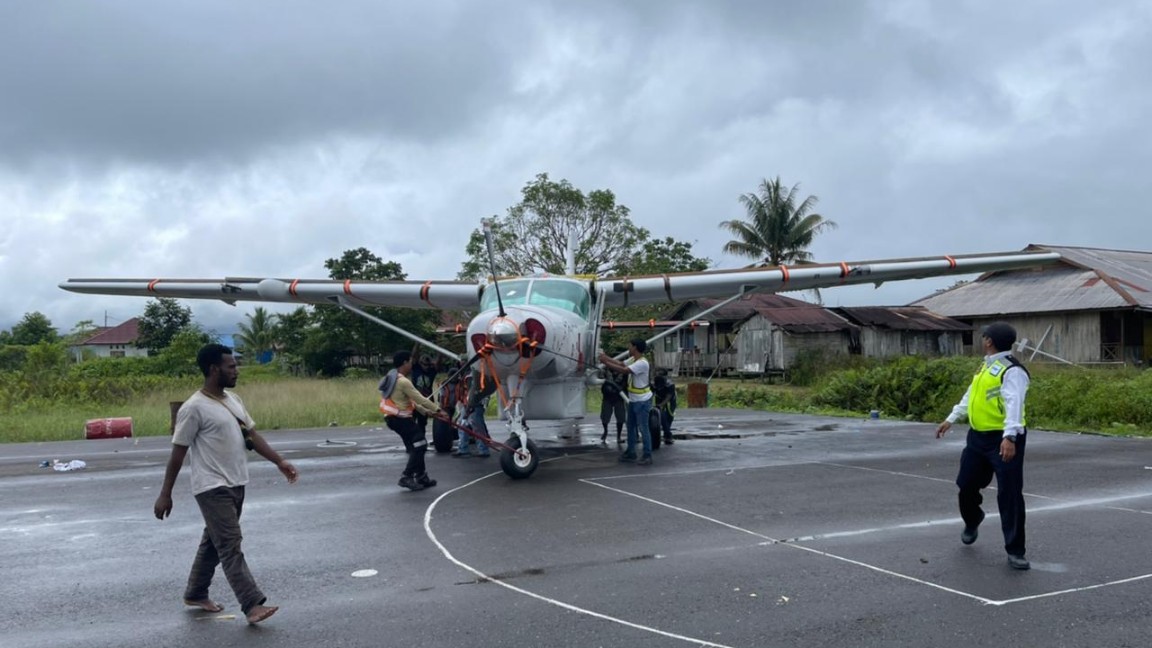pesawat-sam-air-dievakuasi-pakai-helikopter-dari-nduga-ke-timika
