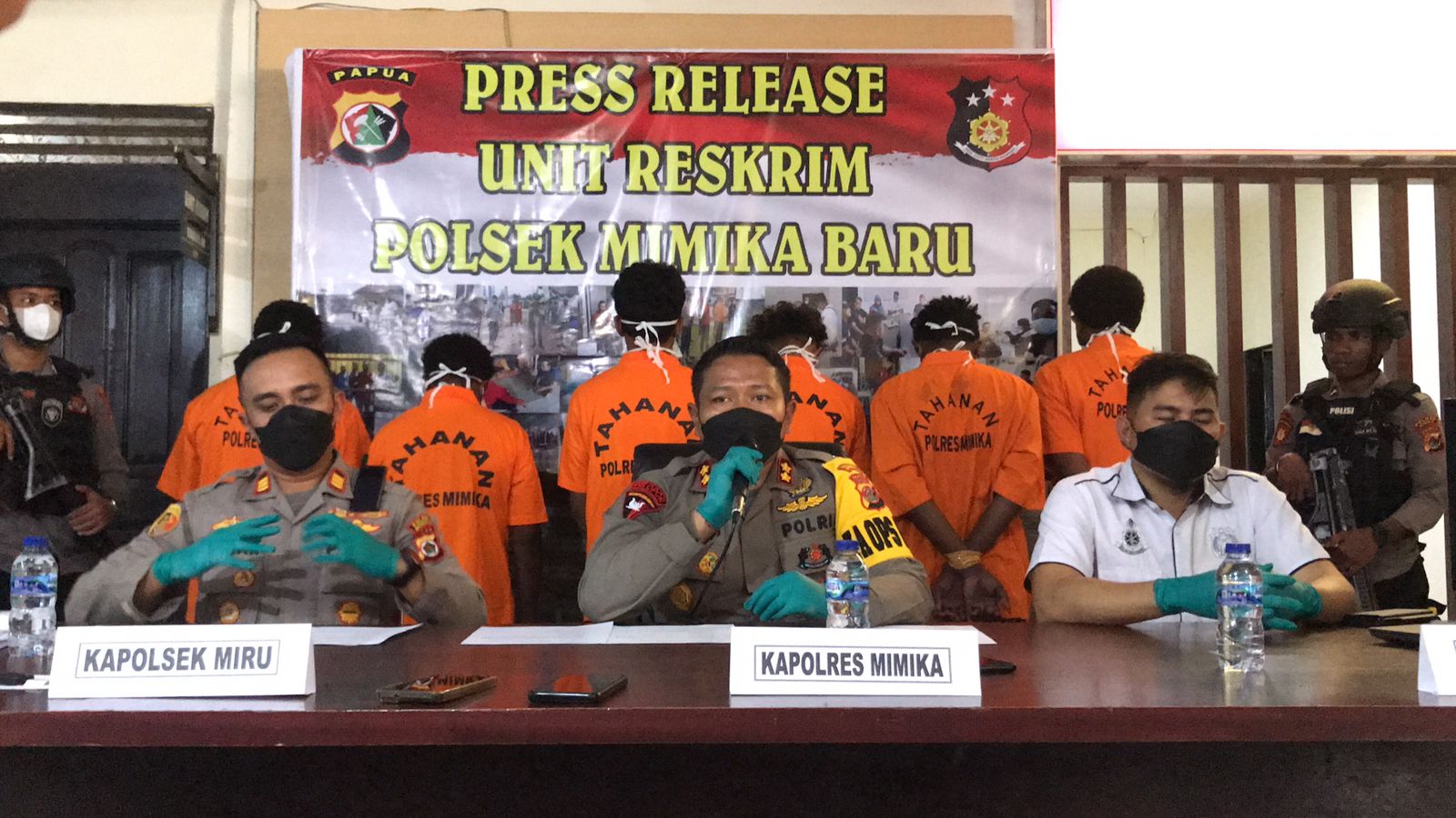 Kapolres Mimika AKBP I Gede Putra didampingi Kapolsek Miru AKP Oscar dan Kanit Reskrim Polsek Miru Ipda Yusran pada konferensi pers, Sabtu (6/8/2022). Foto: Amma/ Papua60detik