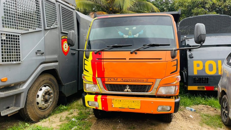 petugas-balai-taman-nasional-wasur-sita-6-kubik-kayu-ilegal