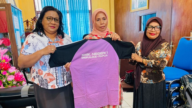 Kepala Sekolah SMK N 1 Merauke Yuliana Tuhusula didampingi Wakasek Kesiswaan, Nuryana menunjukan seragam olahraga siswanya. Foto: Ami/ Papua60detik