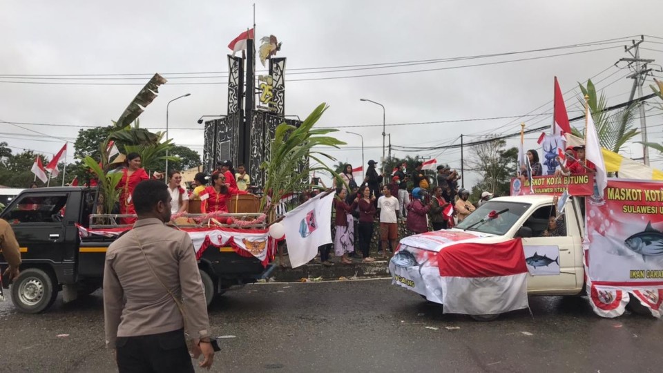 Parade mobil hias menyambut HUT RI ke-77 di Timika, Senin (15/8/2022). Foto: Faris/ Papua60detik