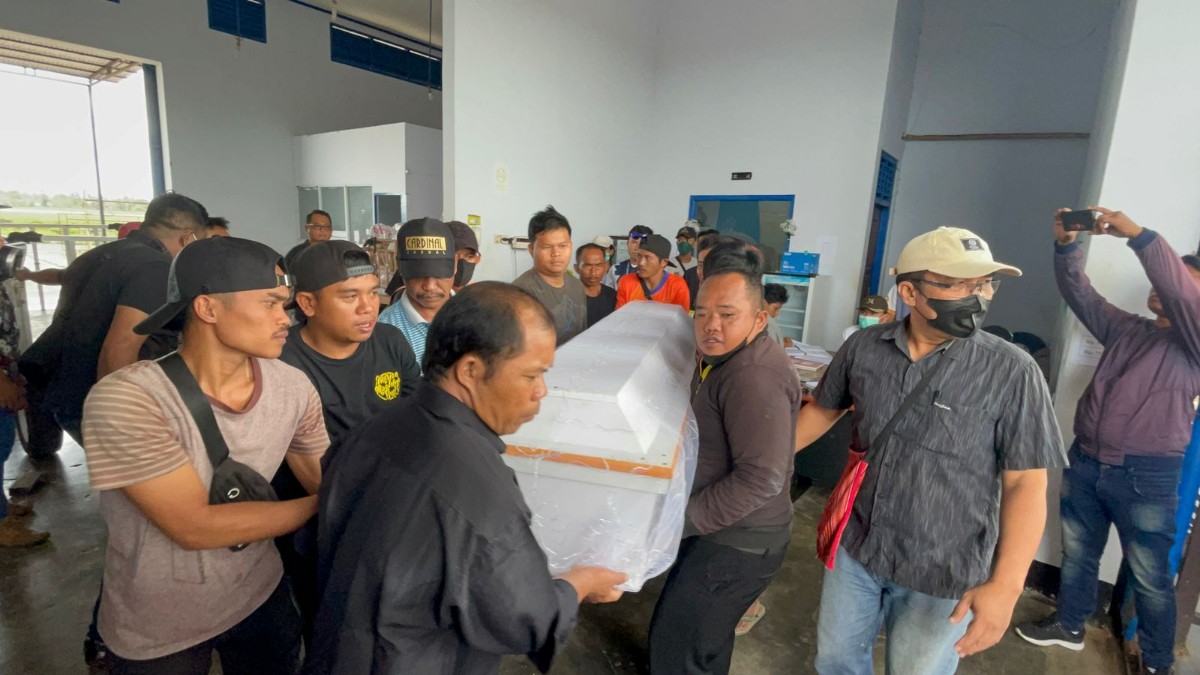 penjemputan-jenazah-abk-korban-kapal-terbakar-diwarnai-protes-keluarga