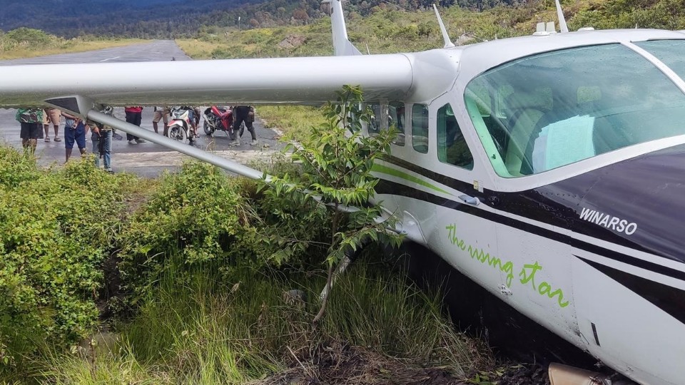 pesawat-smart-aviation-tergelincir-di-bandara-sinak-kabupaten-puncak