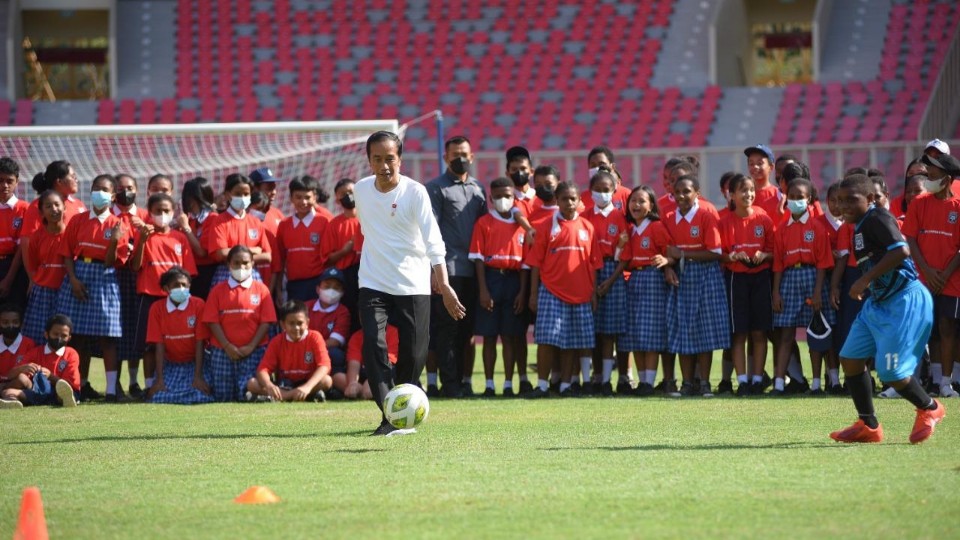 presiden-jokowi-resmikan-papua-football-academy-yang-dibangun-pt-freeport