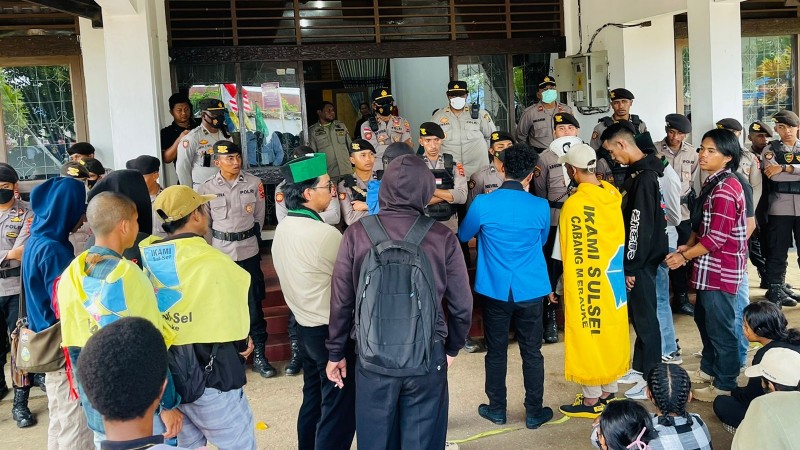 masalah-bbm-berlarut-larut-mahasiswa-merauke-datangi-kantor-dprd