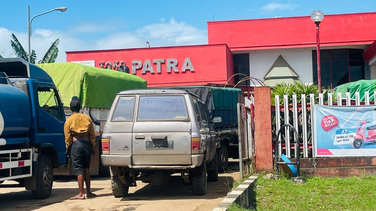sopir-angkot-sebut-pengetap-masih-ramai-antre-bbm-di-merauke