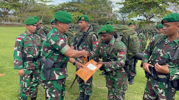 Danrem 174/ATW  Brigjen TNI E Reza Pahlevi menyerahkan piagam kepada prajurit usai melaksanakan tugas sebagai Satgas Pamtas RI-PNG, Jumat (16/9/2022). Foto: Ami/ Papua60detik