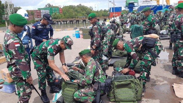Pemeriksaan barang bawaan anggota Satgas Pamtas RI-PNG, Minggu (18/9/2022). Foto: Penrem 174/ATW
