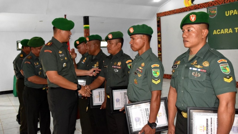 Komandan Kodim 1707/Merauke Letkol Inf Bayu Kriswandito memimpin upacara wisuda purnawira dan tradisi korps pindah satuan, Rabu (21/9/22). Foto: Penerangan Kodim 1707/Merauke
