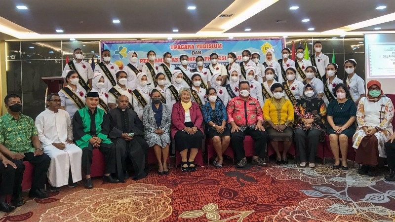 Dosen dan mahasiswa Poltekkes Kemenkes Jayapura di Mimika usai yudisium dan pengambilan sumpah profesi, Jumat (23/9/2022). Foto: Faris/Papua60detik