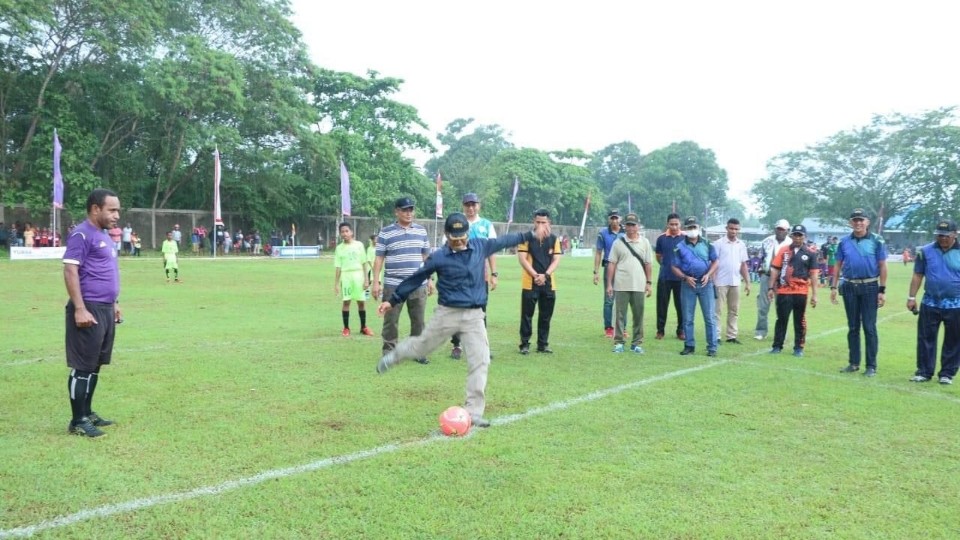 Danlanud Johannes Abraham Dimara Kolonel PNB Feri Yunaldi membuka Kejuaraan Sepak Bola U12 Danlanud Cup I di lapangan sepak bola Legimin Lanud JA Dimara, Minggu (25/9/2022). Foto: Ami/ Papua60detik