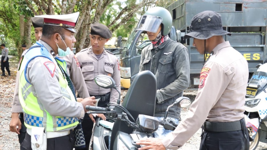 polres-mimika-razia-di-akses-masuk-kwamki-narama