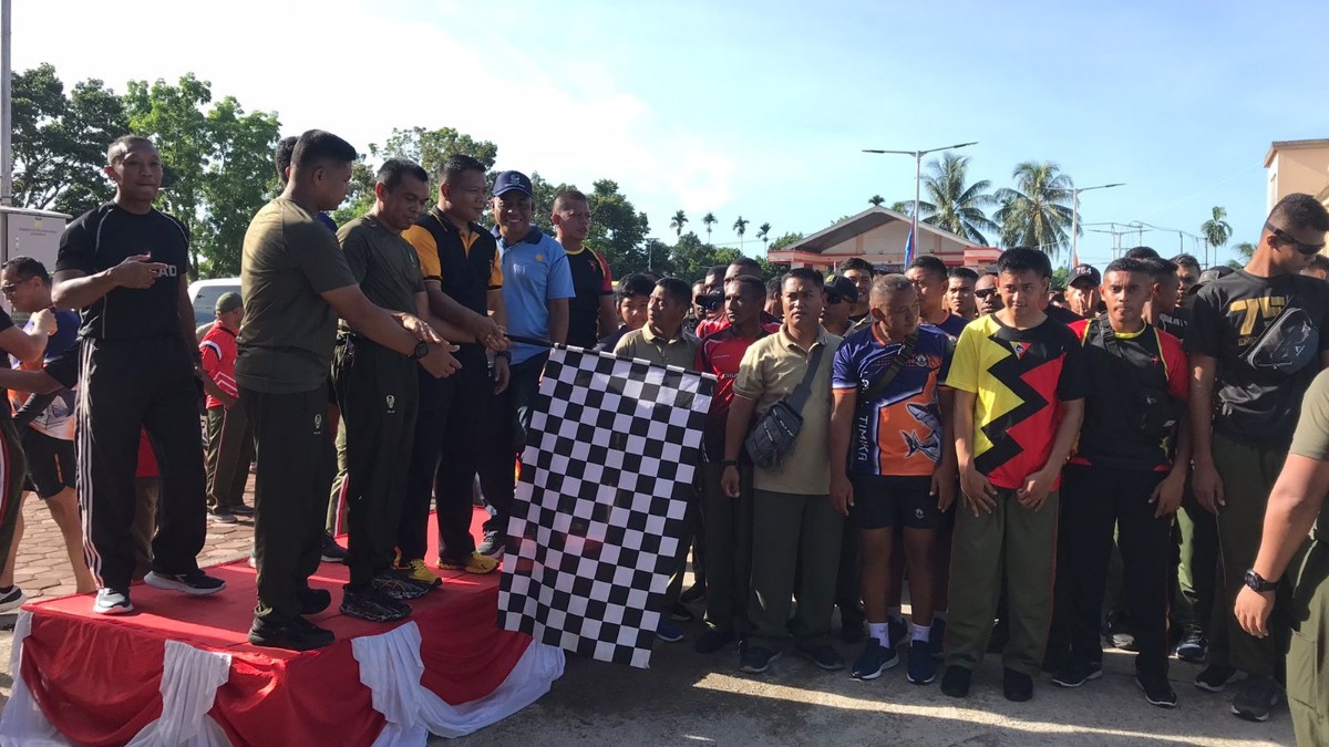 songsong-hut-ke-77-tni-di-timika-gelar-jalan-sehat