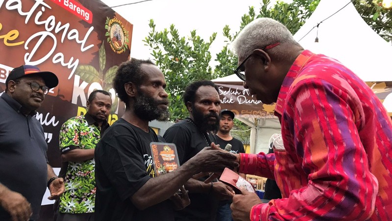 john-rettob-ajak-pelaku-bisnis-kopi-mimika-daftarkan-hki-nya