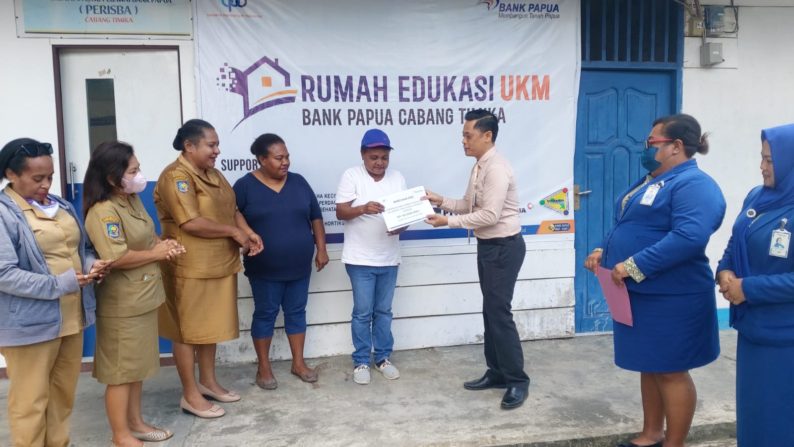 bank-papua-timika-bantu-kelompok-tani-yapareke-rp40-juta