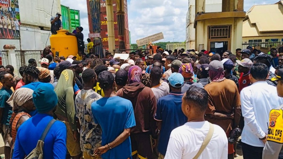 buruh-lepas-pelabuhan-merauke-unjuk-rasa-tuntut-kenaikan-upah