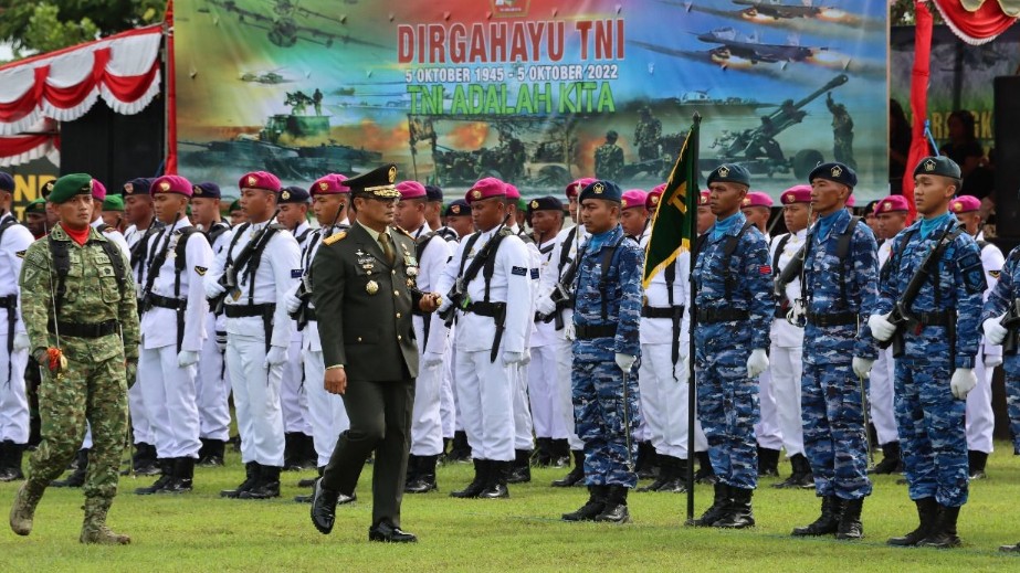 Danrem 174/ATW Merauke, Brigjen TNI E Reza Pahlevi  memeriksa pasukan upacara HUT TNI ke-77 di Monumen Kapsul Waktu, Rabu (5/10/2022). Foto: Ami/ Papua60detik