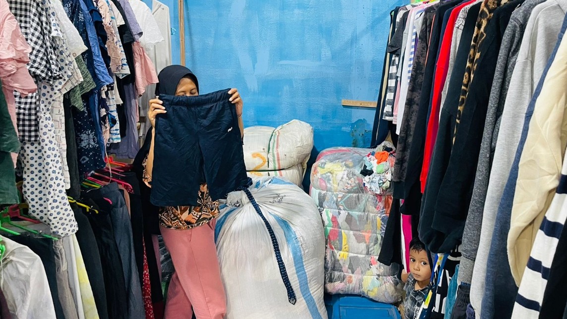 Salah satu penjual pakaian bekas (cakar bongkar) di Pasar Wamanggu Merauke. Foto: Ami/ Papua60detik