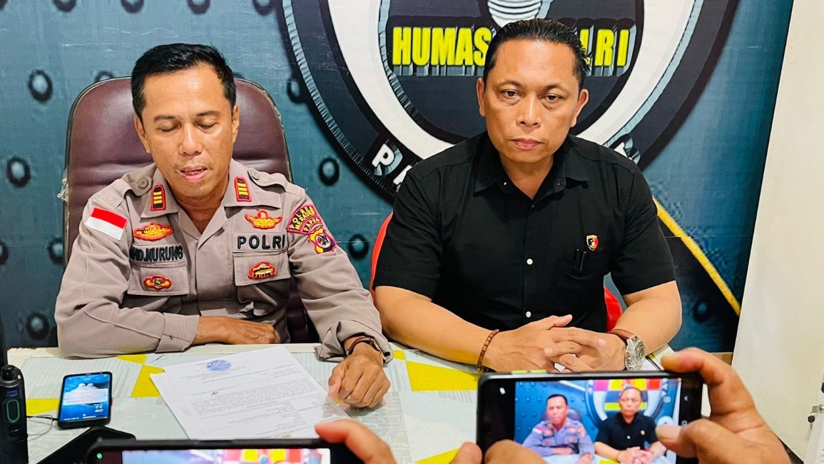 Kasie Humas Polres Merauke AKP Ahmad Nurung di dampingi KBO Reskrim  Ipda Eko Irianto, saat menggelar konfrensi pers, Jumat (14/10/2022). Foto; Ami/ Papua60detik