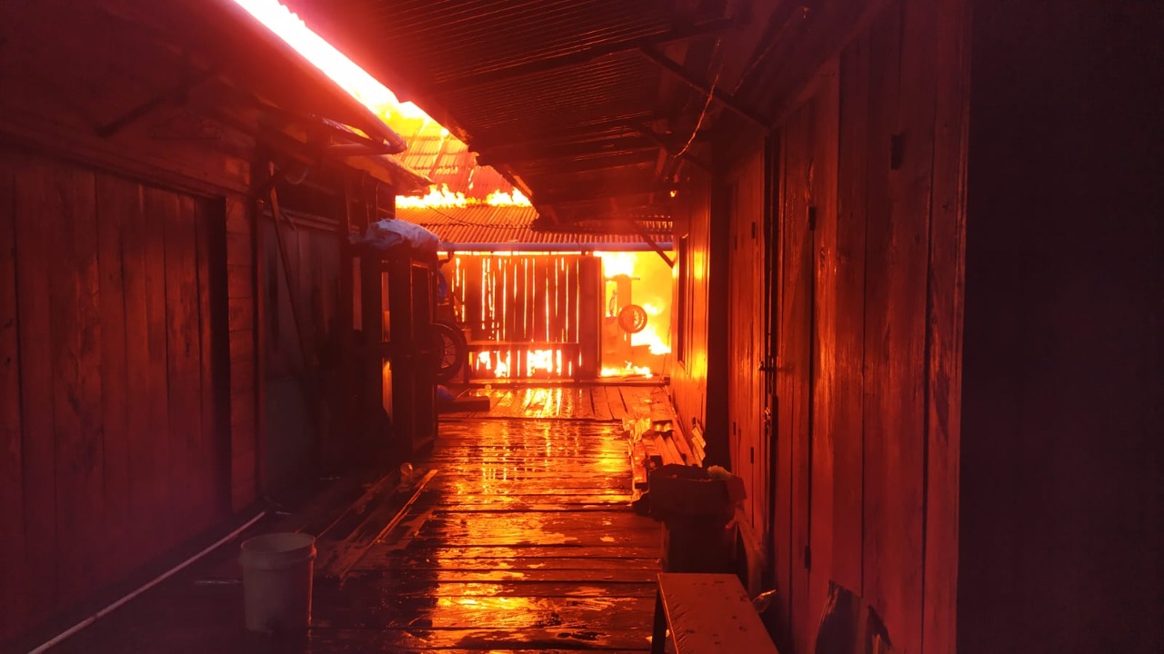 puluhan-rumah-di-agats-habis-dilahap-si-jago-merah