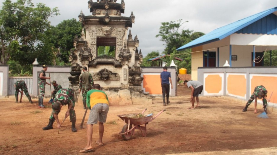 satgas-yonif-511dy-bersihkan-pura-di-perbatasan-ri-png
