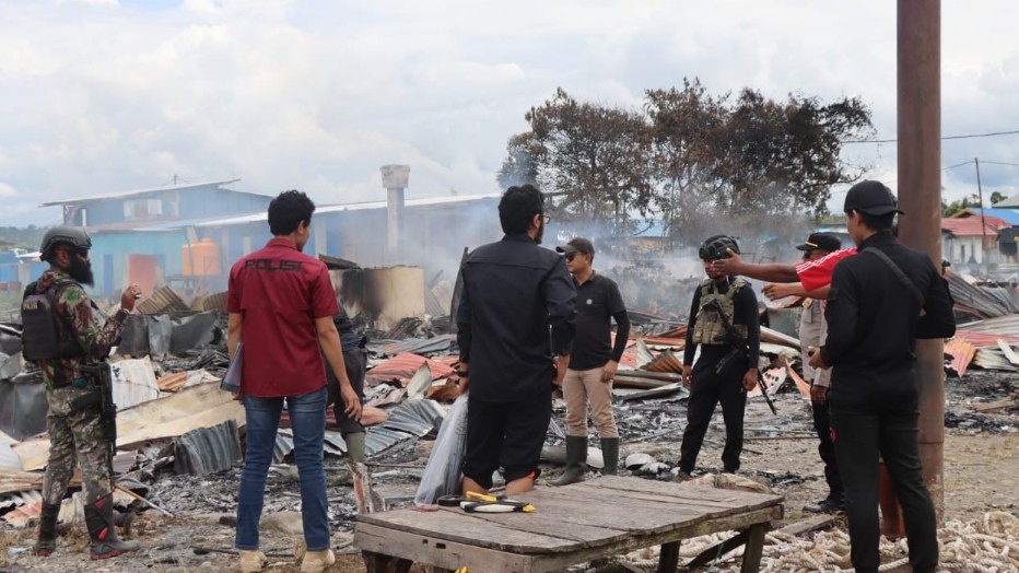 polres-nduga-olah-tkp-kebakaran-11-kios-dan-2-rumah-warga-di-kenyam