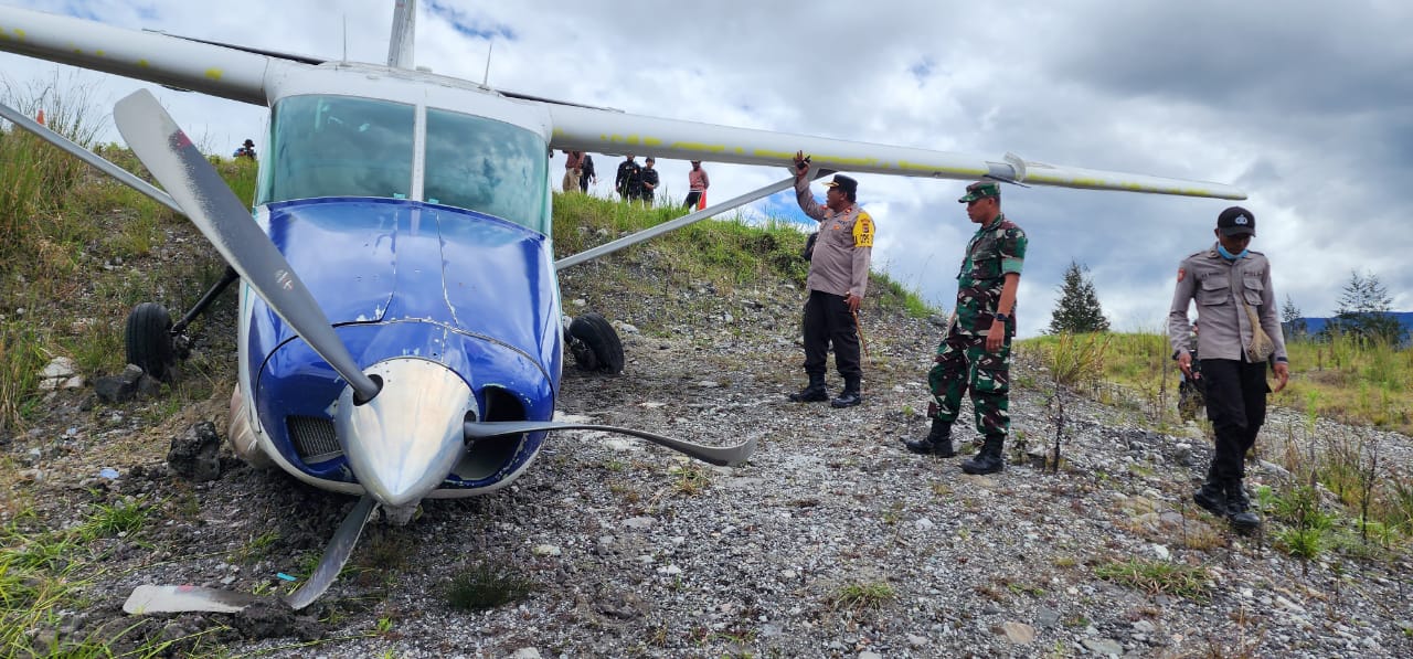 pesawat-pt-reven-global-airtransport-tergelincir-di-bandara-aminggaru