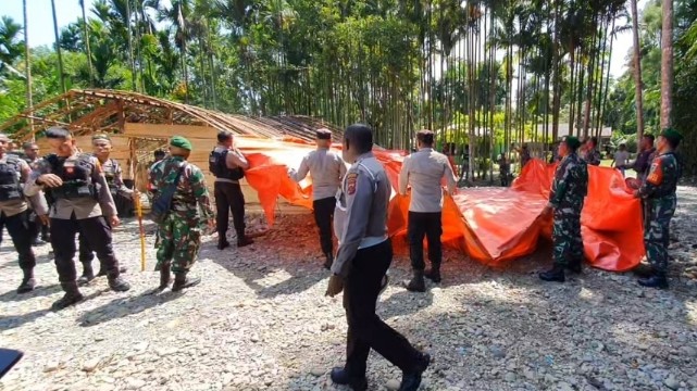 tni-polri-tertibkan-tenda-pembayaran-denda-adat-kwamki-narama