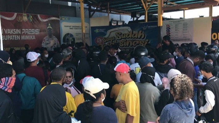 sempat-kosong-gerai-vaksin-polres-mimika-dibanjiri-warga