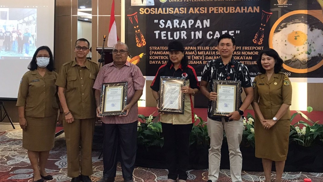 tiga-peternak-ayam-petelur-di-timika-sudah-kantongi-sertifikat-nkv