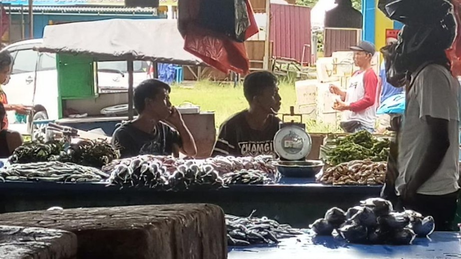 Pedagang ikan di Pasar Sentral Timika, Senin (7/11/2022). Foto: Faris/ Papua60detik