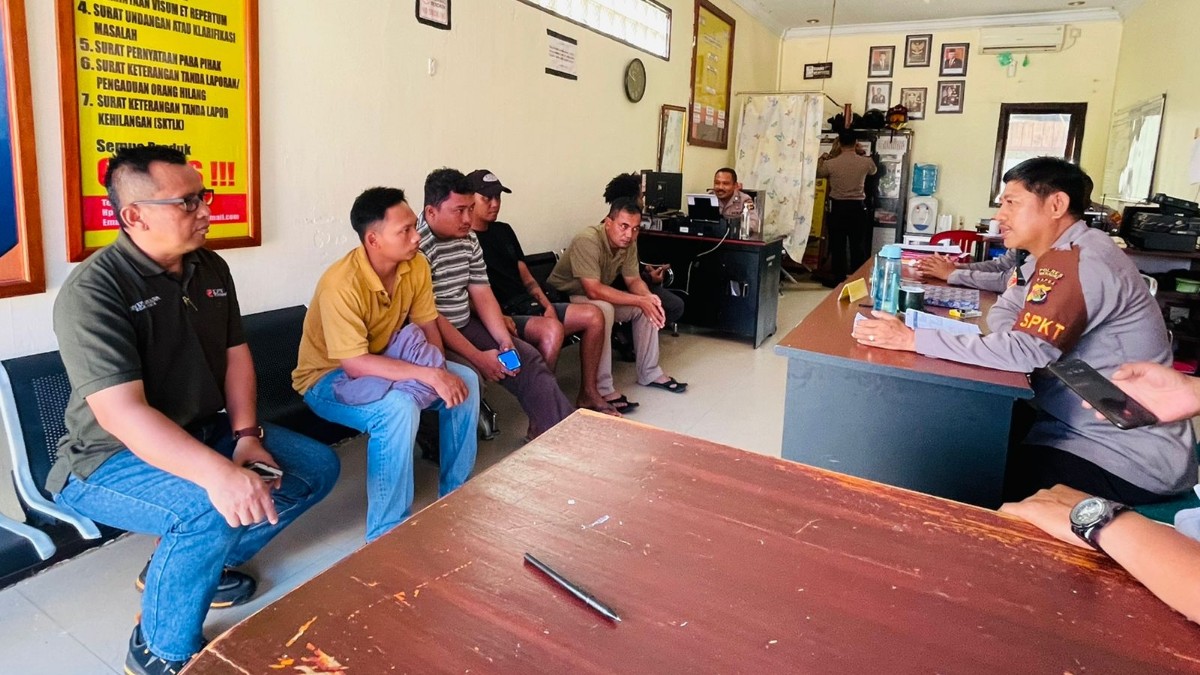 Regional Head PT ACP-APM, Ahmad Saiun bersama empat stafnya melapor di SPKT Polres Merauke, Kamis (10/11/2022). Foto: Ami/ Papua60detik